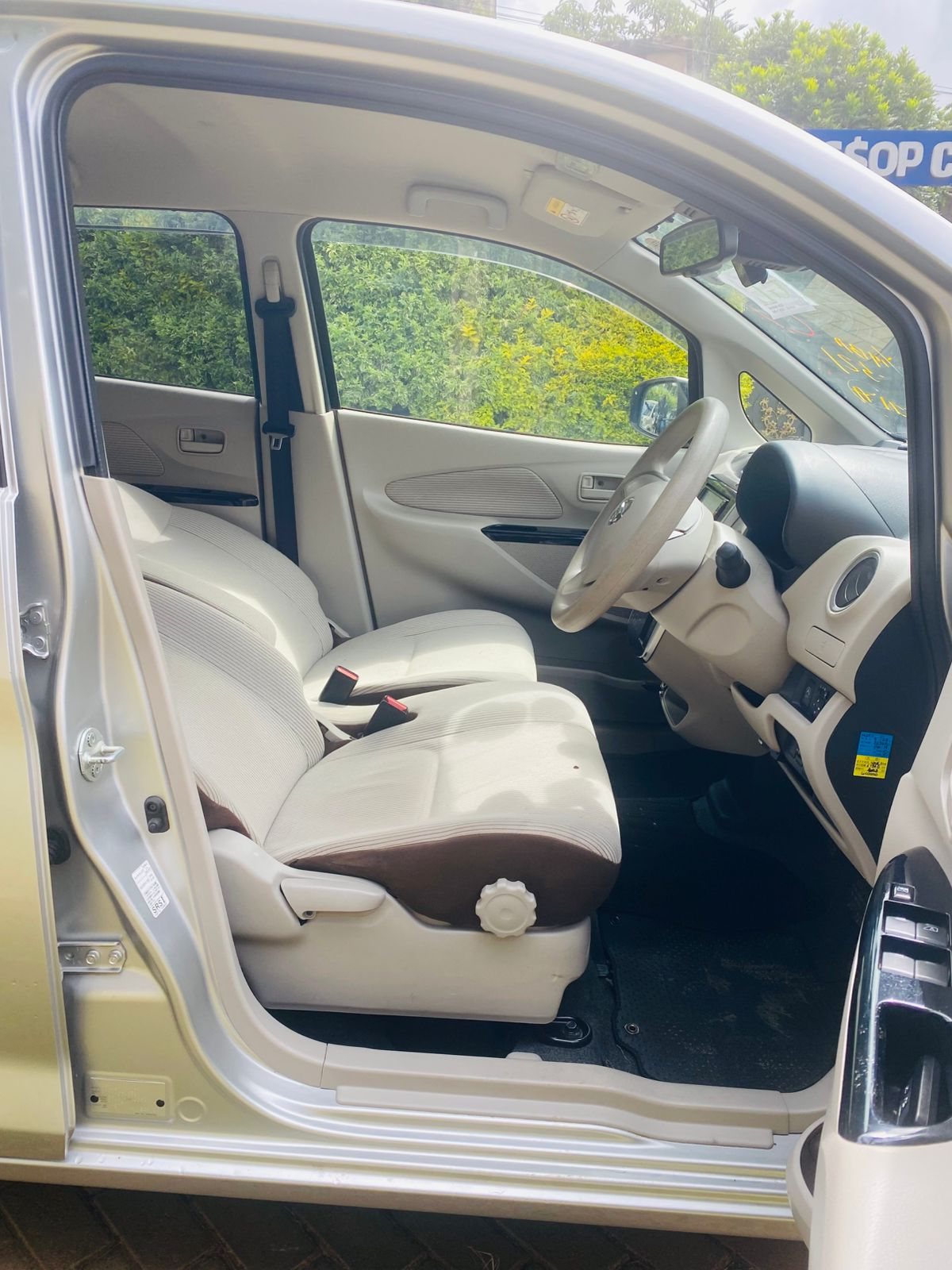 Vehicle photo thumbnail 2