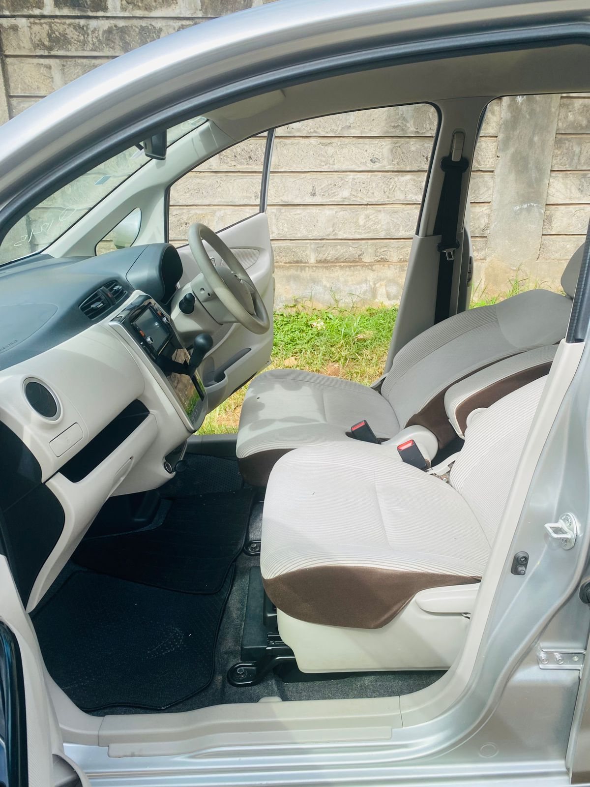 Vehicle photo thumbnail 4